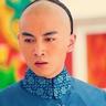 老人手握尖锐物疑似故意戳路人